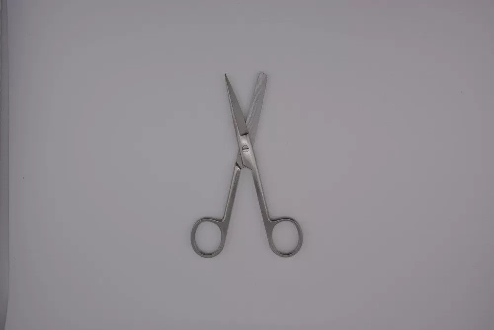Standard sebészeti olló hegyes/tompa, egyenes 14 cm