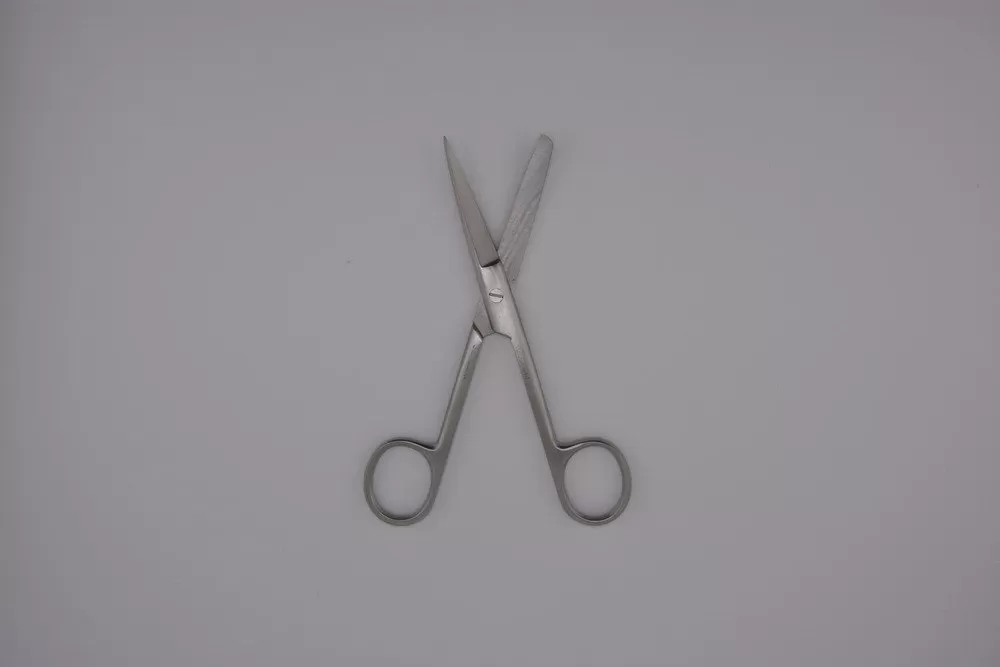 Standard sebészeti olló hegyes/tompa, hajlított 14,5 cm