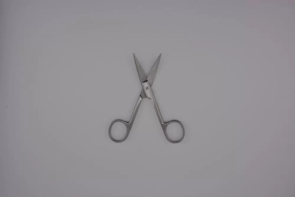 Standard sebészeti olló hegyes/hegyes, hajlított 11,5 cm