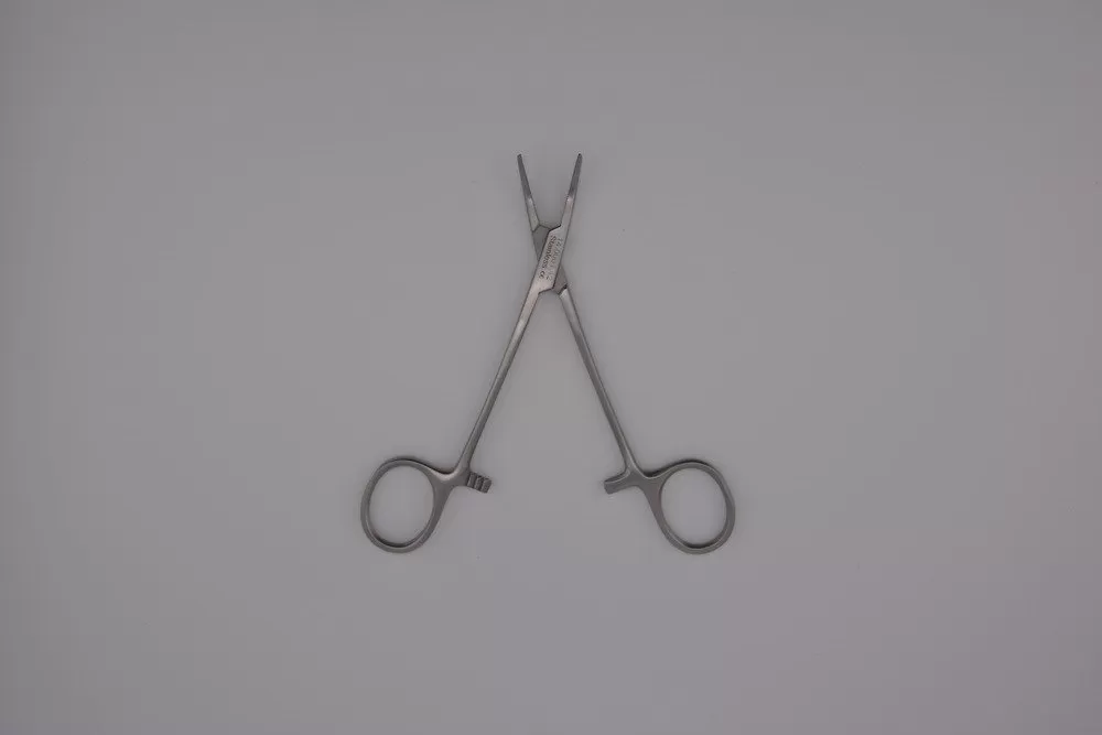 Halsted mosquito fogó, hajlított 12,5 cm